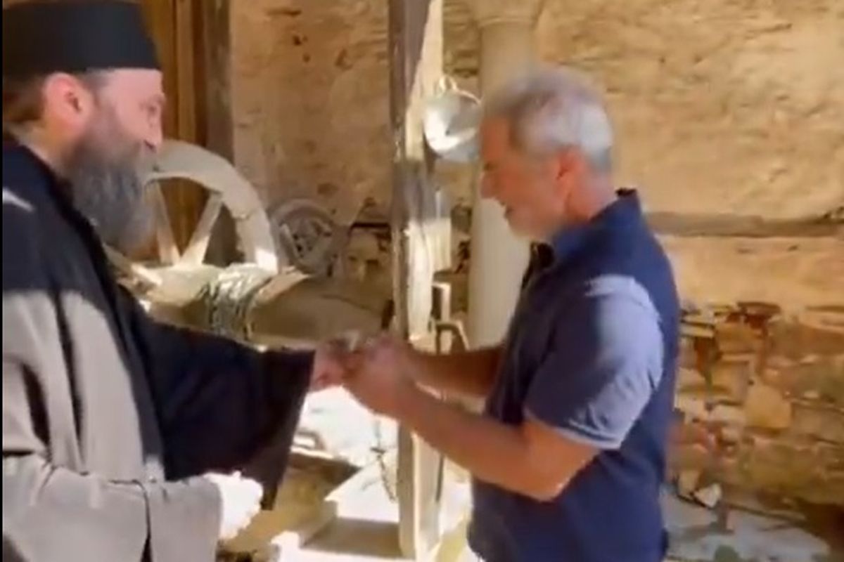 Παραμένει στο Άγιο Όρος ο Μελ Γκίμπσον – Πήρε αγιασμό από ορθόδοξο μοναχό