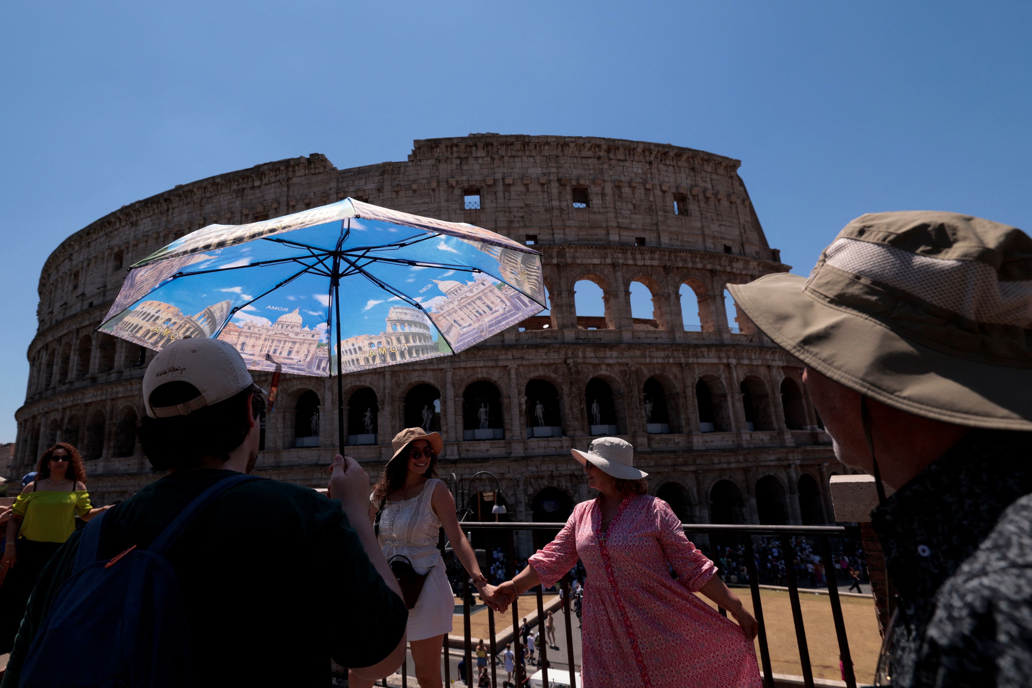 Λιώνει στον καύσωνα η Ευρώπη: Νεκρός στην Ιταλία. Στα ύψη το θερμόμετρο στο νότο. Σε κίνδυνο ο Βοράς.