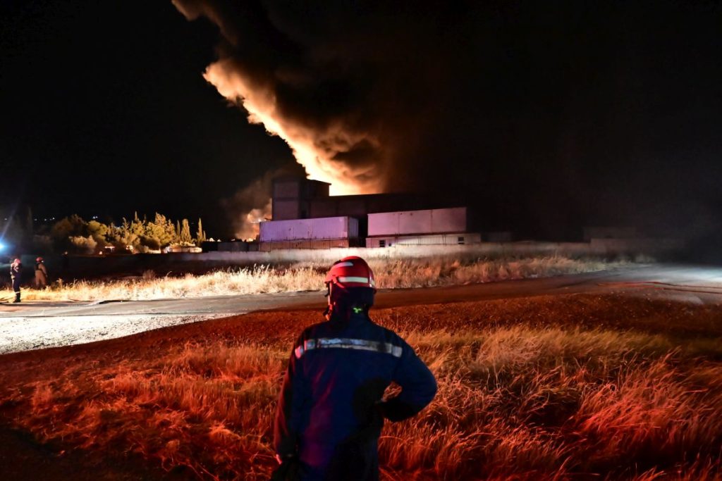 Υπό μερικό έλεγχο η φωτιά σε εργοστάσιο στα Μέγαρα