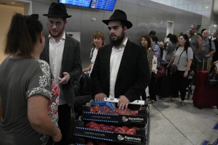 Η Ελλάδα καταφύγιο για 10.000 Ισραηλινούς – «Νιώθουμε σαν στο σπίτι μας»