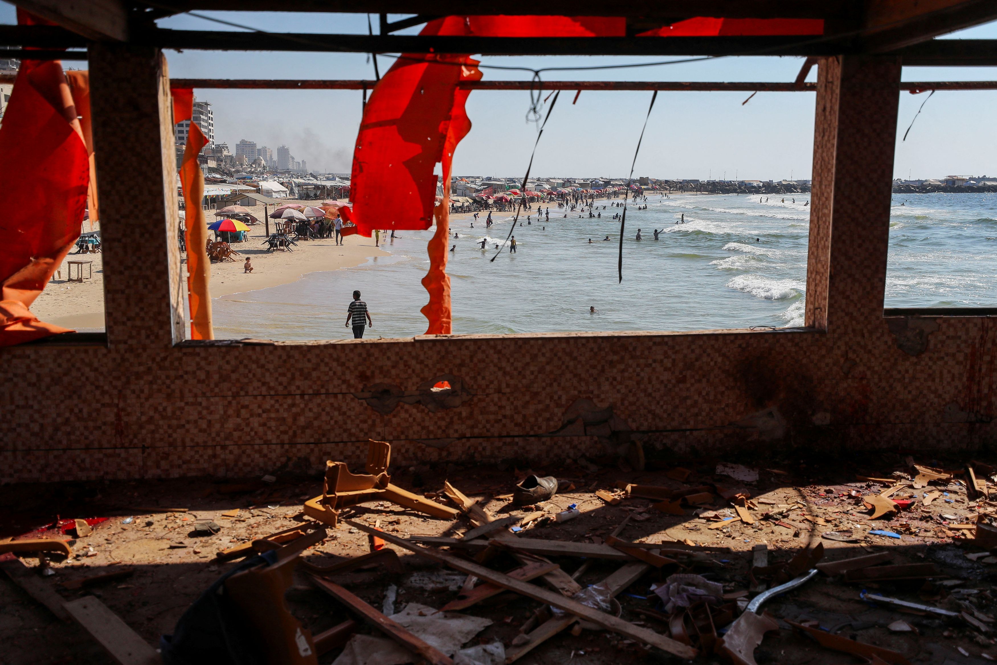 Γάζα: Γιατί έριξαν βόμβα μαζικής ισχύος σε πολυσύχναστο καφέ – Διεθνής οργή
