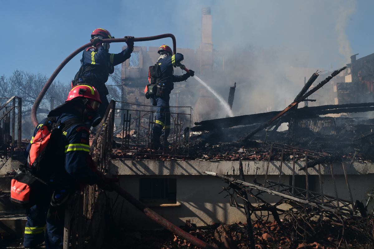 Φωτιά στην Ραφήνα: Μήνυμα 112 για εκκένωση οικισμών, διακοπή κυκλοφορίας στη Λ. Μαραθώνος