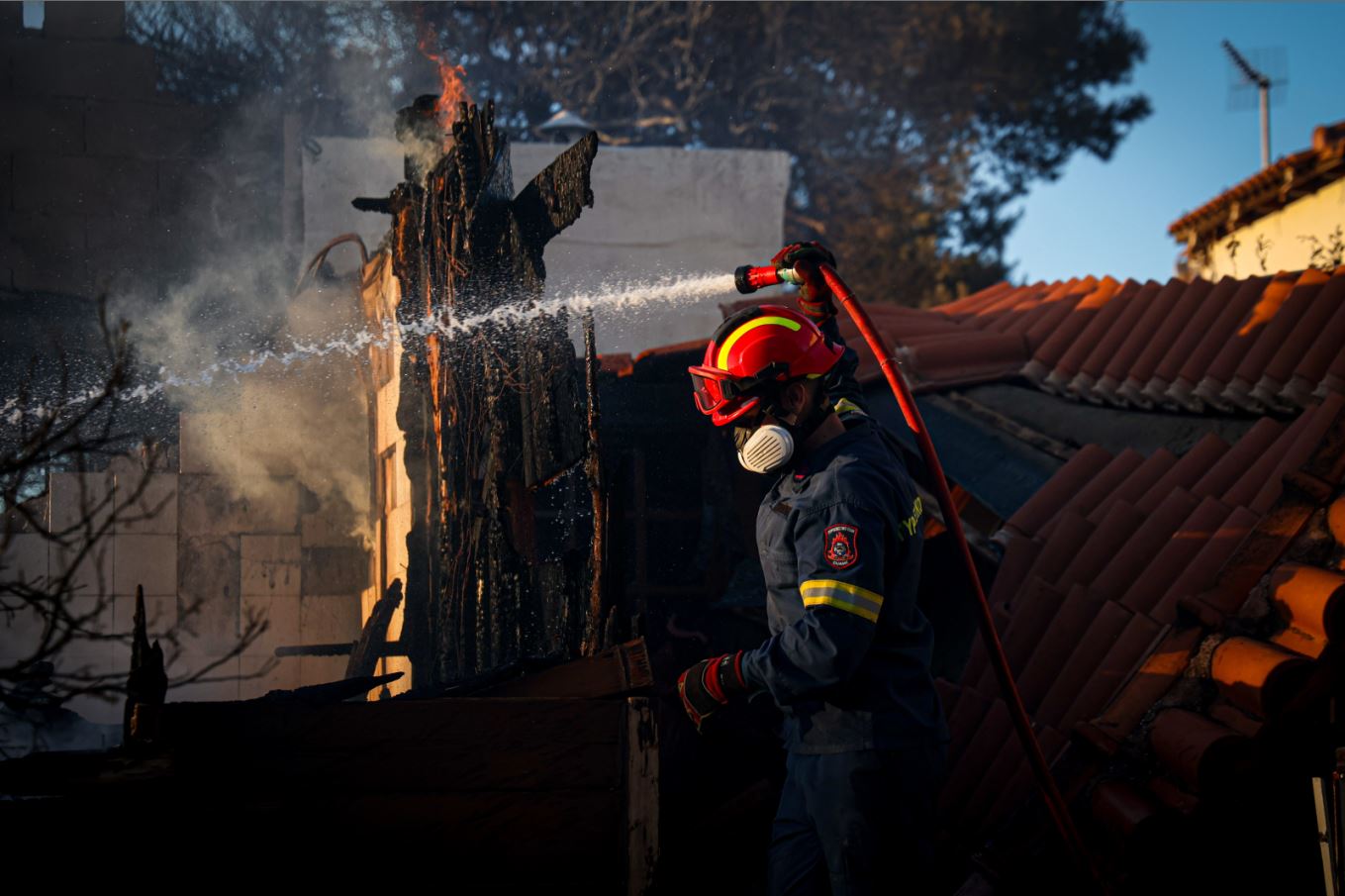 Φωτιά σε Πικέρμι, Ραφήνα, Σπάτα: Σε επιφυλακή για τις αναζωπυρώσεις, καμμένα σπίτια