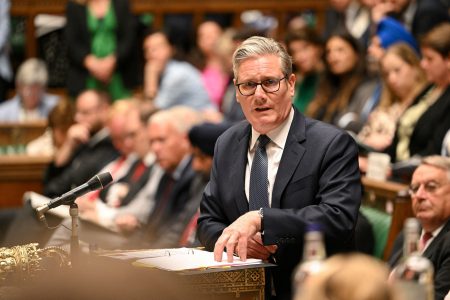 Γιατί ο Φάρατζ ξεπέρασε τον Στάρμερ στις δημοσκοπήσεις