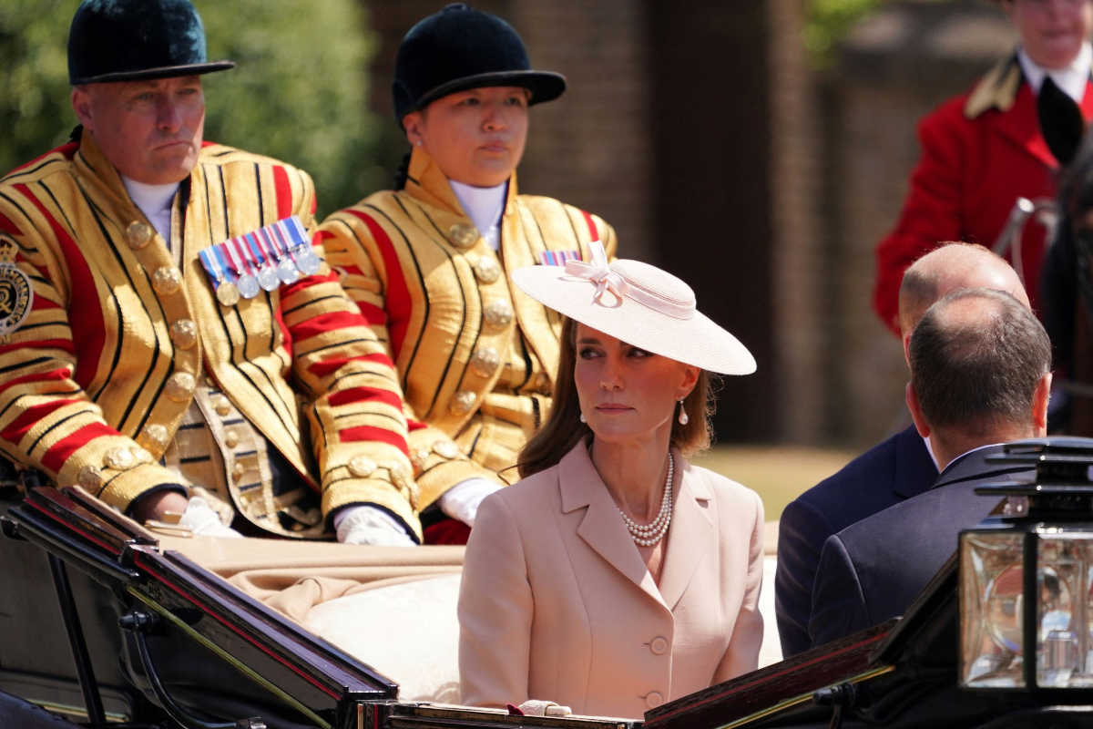 Κέιτ Μίντλετον: Με Dior και βασιλικά κοσμήματα υποδέχθηκε το ζεύγος Μακρόν