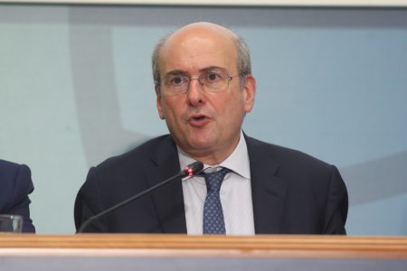 LIVE η συνέντευξη Τύπου Χατζηδάκη-Τσιάρα-Πιτσιλή για τις αγροτικές επιδοτήσεις και τις πληρωμές