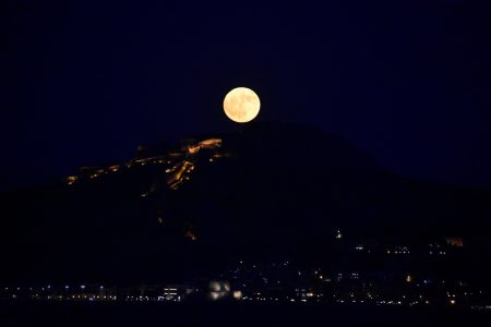 Πανσέληνος Ιουλίου: Το «Φεγγάρι του Κόκκινου Ελαφιού» φώτισε τον έναστρο ουρανό