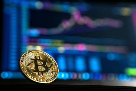 Η ραγδαία πτώση του Bitcoin χτυπάει «συναγερμό» για μετοχές και χρυσό