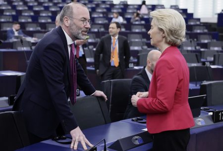 Ακροδεξιά φλερτ και υπερατλαντικές τρικλοποδιές στις Βρυξέλλες