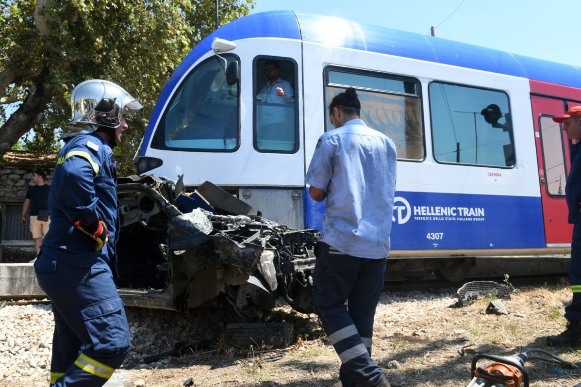 Πάτρα: Σύγκρουση Προαστιακού με ΙΧ- Εγκλωβίστηκε ο οδηγός