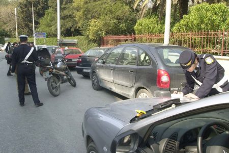 Της έκοψαν κλήση για κράνος ενώ οδηγούσε… αυτοκίνητο