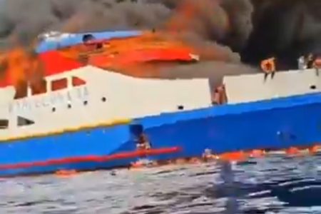 Ινδονησία: Τουλάχιστον 5 νεκροί και 300 διασωθέντες από πυρκαγιά σε φεριμπότ