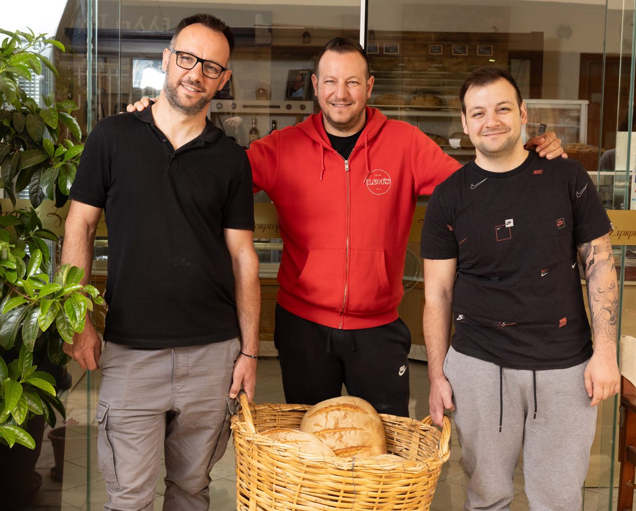 Τρία αδέρφια στη Γκούρα ζυμώνουν το πιο νόστιμο ψωμί