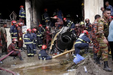Τραγωδία στο Μπανγκλαντές: Εκπαιδευτικό αεροσκάφος έπεσε πάνω σε σχολείο