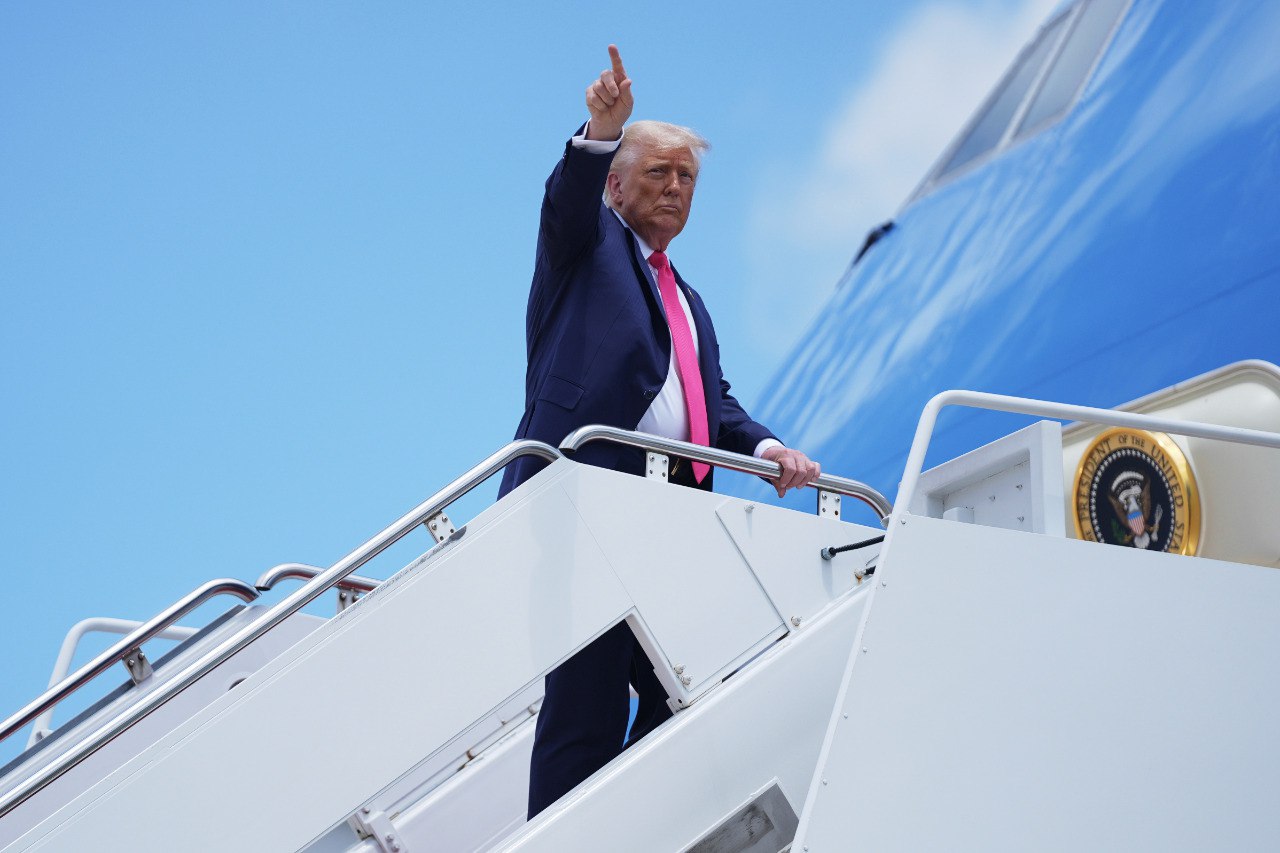 Ο Τραμπ τιμωρεί την WSJ για δημοσιεύματα που τον συνδέουν με Επστάιν – Τι φοβάται