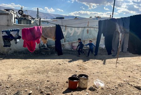 Επίτροπος Μετανάστευσης: «Πρέπει να διαπραγματευθούμε με τον Χαφτάρ – Η Μόσχα εργαλειοποιεί το Μεταναστευτικό»