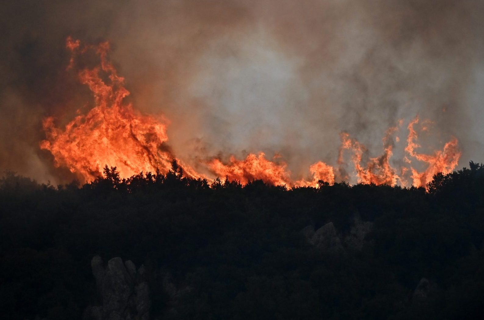 Φενεός: Εκτός ελέγχου η φωτιά στην Κορινθία – Απανωτά 112 – Εκκενώσεις επτά οικισμών