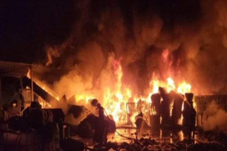 Λέσβος: Μεγάλη φωτιά στην «Ανακύκλωση Αιγαίου» – Ήχησε το 112