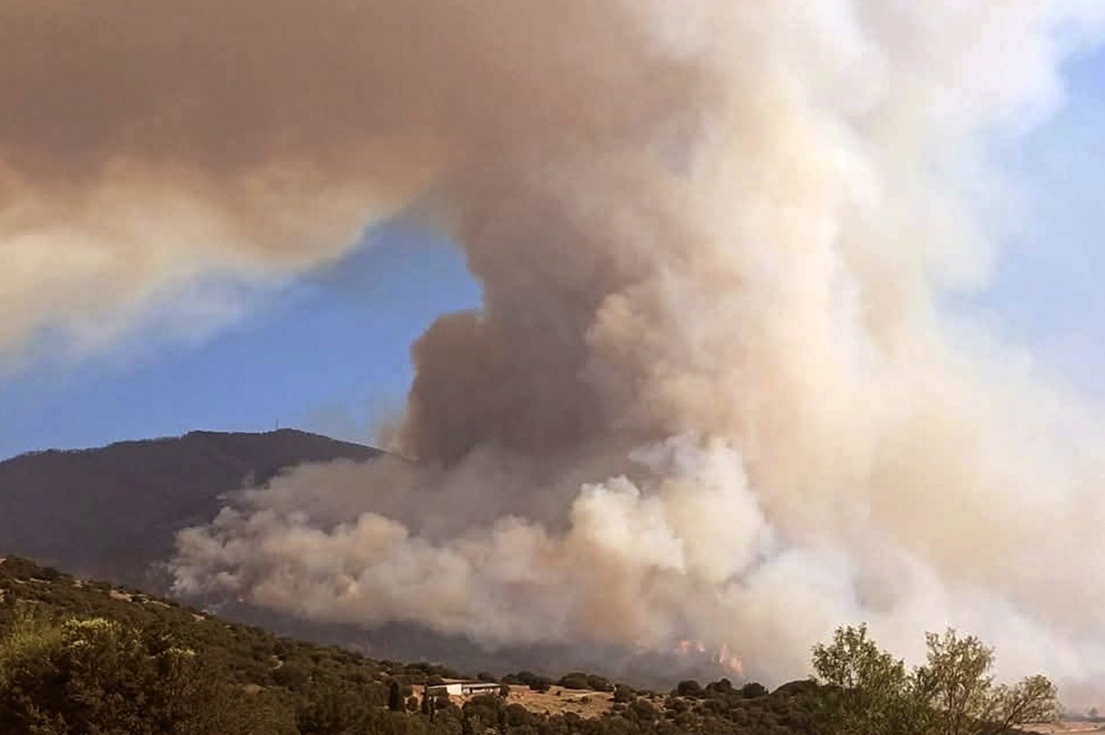 Μάχη με τη φωτιά για δεύτερη νύχτα στον Φενεό Κορινθίας – Στο νοσοκομείο δύο πυροσβέστες