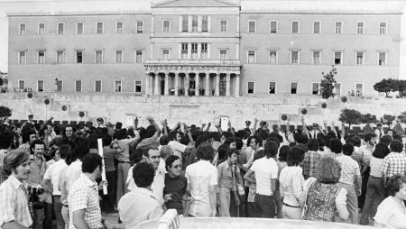 51 χρόνια Δημοκρατίας: Μηνύματα μνήμης, αιχμές και ιστορικοί συμβολισμοί