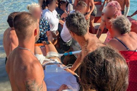 Δονούσα: Ομπρέλα καρφώθηκε στο πόδι λουόμενης