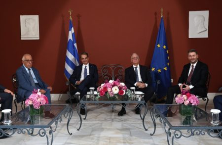 Δεξίωση στο Προεδρικό για την αποκατάσταση της Δημοκρατίας: Τα κλικ, οι απουσίες και τα αμήχανα χαμόγελα