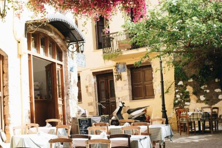 Ακρίβεια: Κόβουν το φαγητό έξω οι Έλληνες