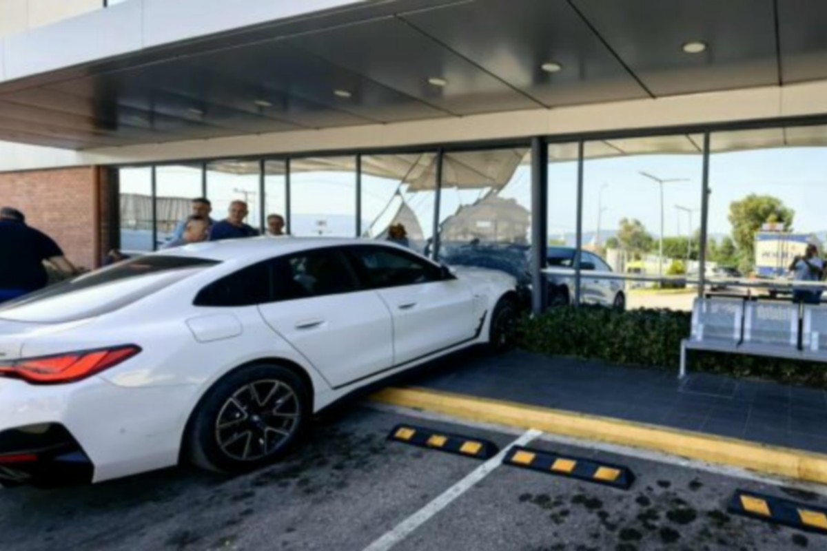 Πάτρα: Αυτοκίνητο σταμάτησε σε τζαμαρία σούπερ μάρκετ