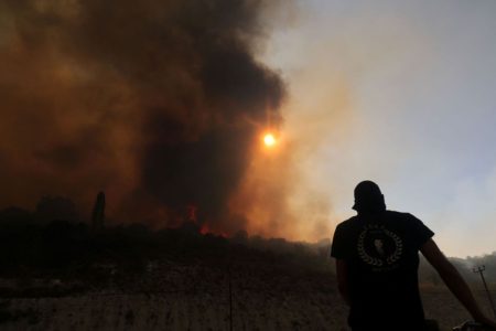 Κύπρος: Καλύτερη η εικόνα της φωτιάς, ο καπνός έφτασε στον Λίβανο