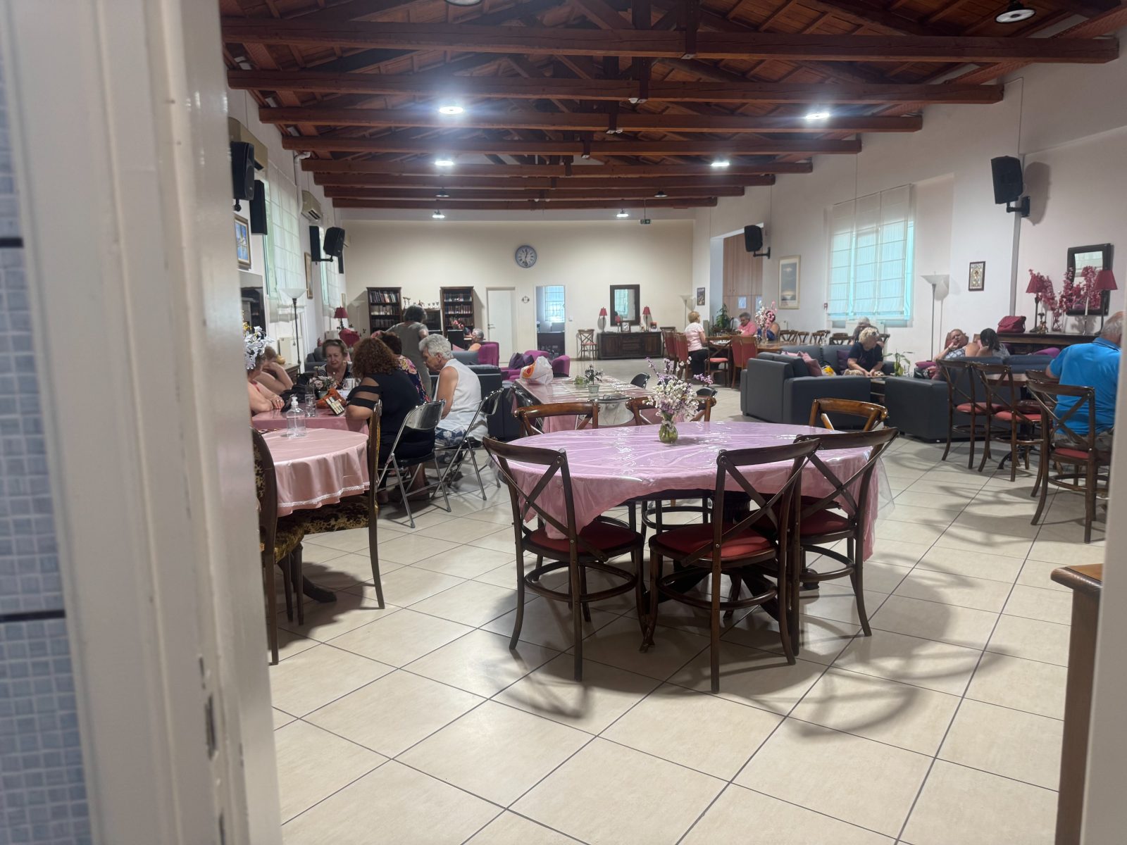 Καύσωνας: Αυτοί που βρίσκουν καταφύγιο στις «Λέσχες φιλίας»