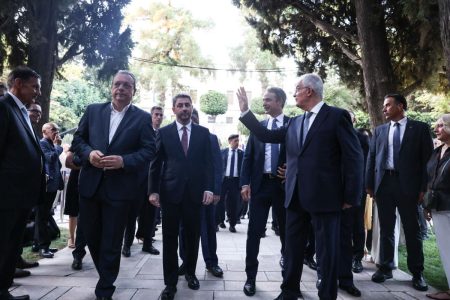 Προεδρικό Μέγαρο: Ο καύσωνας, ο πάγος μεταξύ των πολιτικών αρχηγών και ο «Κυανόκρανος»