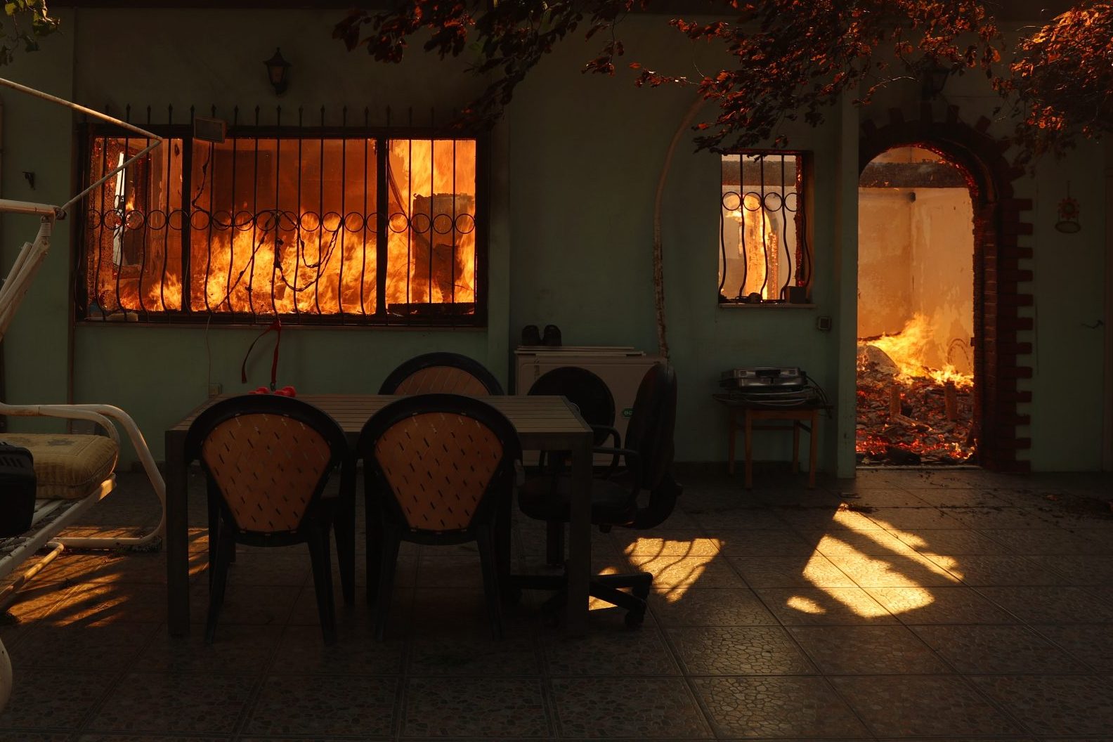 Συνεχής ενημέρωση από τις φωτιές στη χώρα: Μάχη σε Κρυονέρι Αττικής, σε Μεσσηνία, Εύβοια, και Κύθηρα