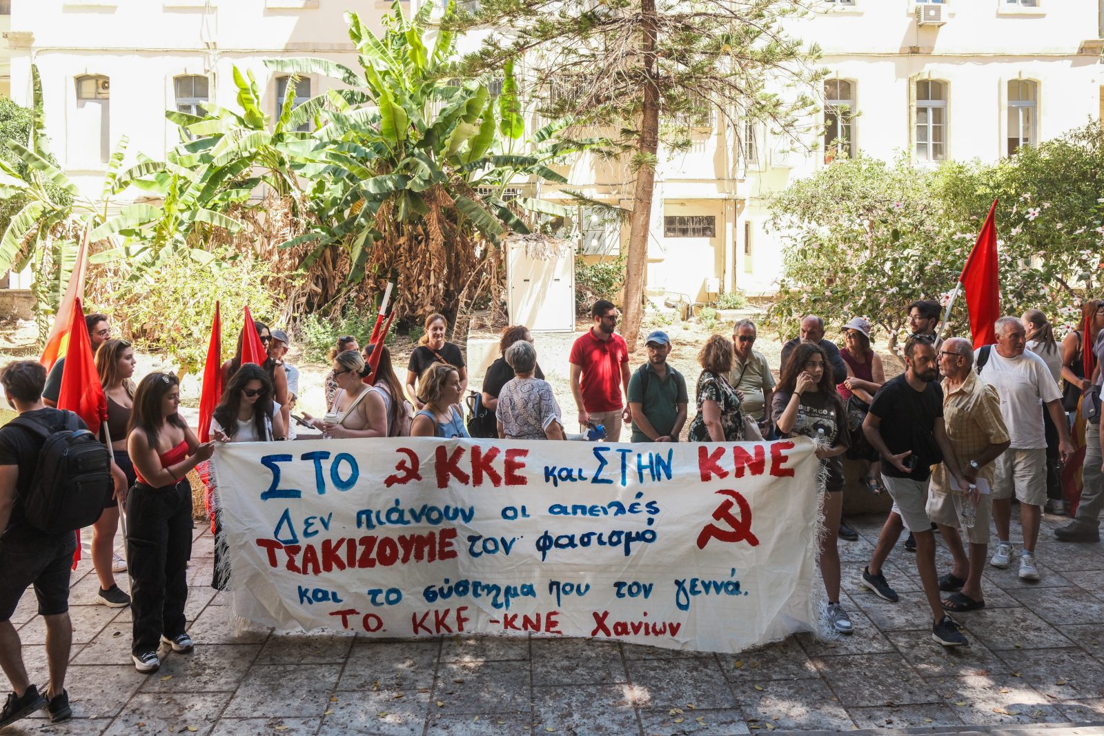 Χανιά: Ένοχοι αλλά ελεύθεροι οι δράστες της τραμπούκικης επίθεσης στα γραφεία του ΚΚΕ
