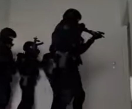 Έφοδος της ΟΠΚΕ σε σπίτι «ορμητήριο» ναρκωτικών στο Μενίδι