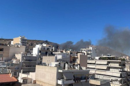 Φωτιά στο Κερατσίνι – Καίει χαμηλή βλάστηση