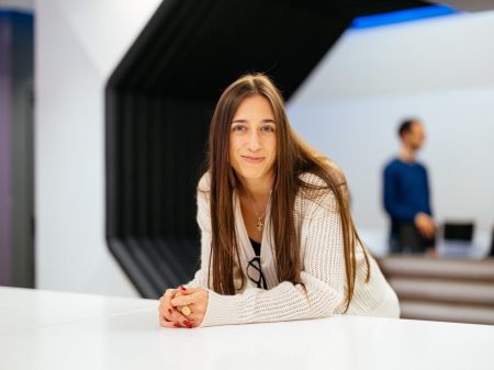 Γεφυρώνοντας το Χάσμα των Φύλων στην Τεχνολογία: Πώς τα Προγράμματα Επιστήμης Υπολογιστών Ενδυναμώνουν τις Γυναίκες