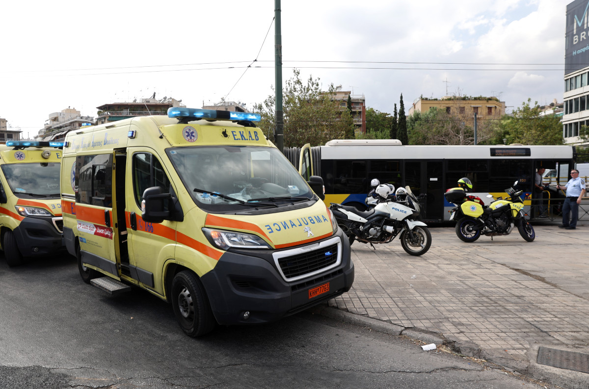 Χάος στο κέντρο της Αθήνας: Αστικό λεωφορείο συγκρούστηκε με ΙΧ (Εικόνες)