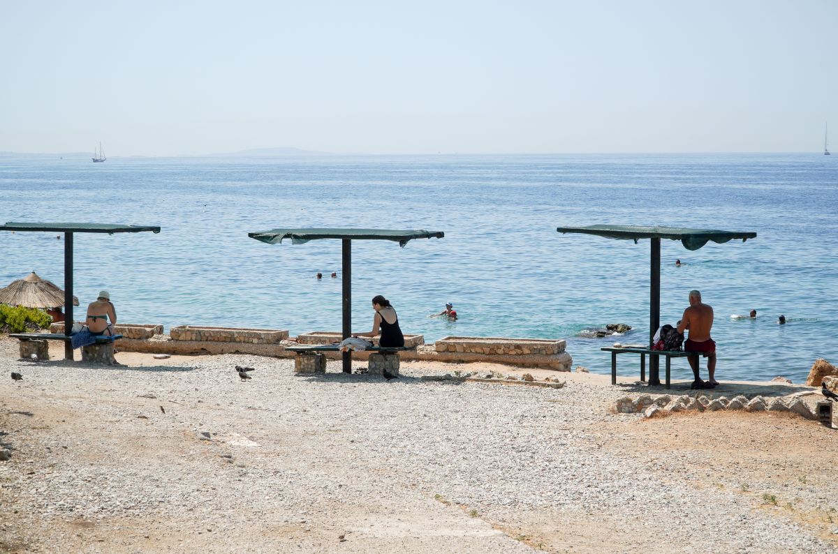 Παλαιό Φάληρο: Στα αζήτητα ακόμα η 3χρονη – Πιθανό το έγκλημα, τι κρύβει το μαγιό της