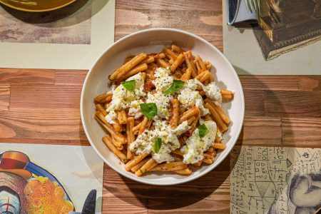 Η σεφ Μαρίνα Χρονά μαγειρεύει τη δική της αγαπημένη μακαρονάδα pomodoro