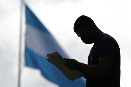 Κορωνοϊός: Αυτό είναι το καλοκαιρινό σύμπτωμα – Η προειδοποίηση των ειδικών