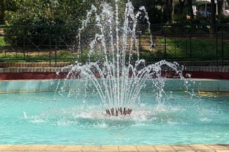 Εισαγγελική παραγγελία για τον άνδρα που έριξε τον άστεγο στο σιντριβάνι