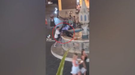 Ρόδος: Νεαρός έσπρωξε και έριξε άστεγο σε σιντριβάνι – Βίντεο