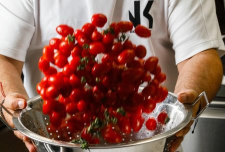 Το πολύχρωμο καλοκαιρινό ταρτάρ ντομάτας του Νίκου Καραθάνου