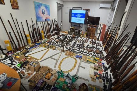 Ολόκληρο οπλοστάσιο στο σπίτι του απόστρατου της Πολεμικής Αεροπορίας – Βρέθηκαν 174 όπλα, 15.000 φυσίγγια