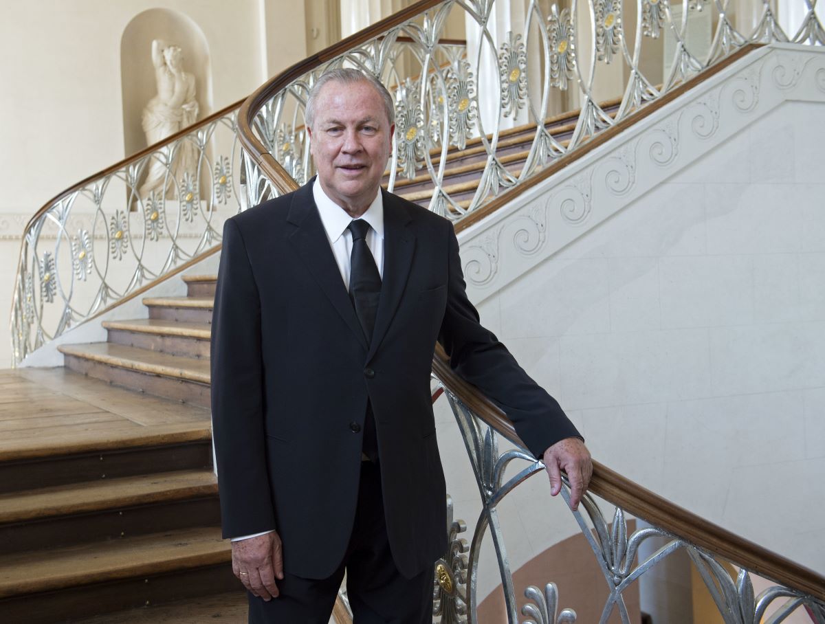 Ρόμπερτ Ουίλσον: Ο σκηνοθέτης-μύθος που «ερωτεύτηκε» την Ελλάδα – Το φως, η τελευταία υπόκλιση