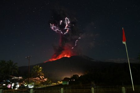 Έκρηξη ηφαιστείου στην Ινδονησία – Σε επιφυλακή οι κάτοικοι της περιοχής
