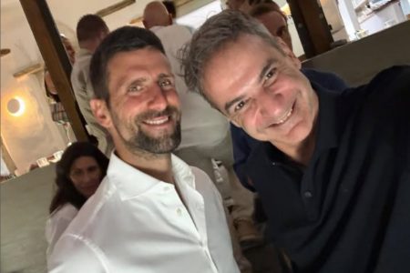 Η φωτογραφία του Κυριάκου Μητσοτάκη με τον Νόβακ Τζόκοβιτς στην Τήνο