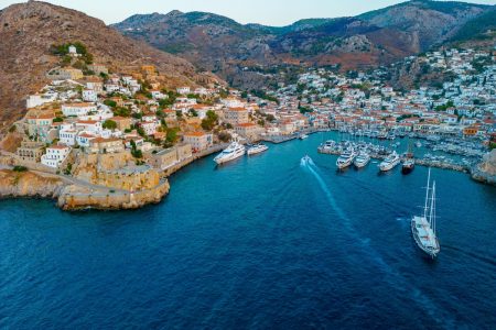 Σκάφος προσέκρουσε σε βραχονησίδα κοντά στην Ύδρα