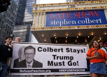 Τα αμερικανικά ΜΜΕ υποτάσσονται στον Τραμπ