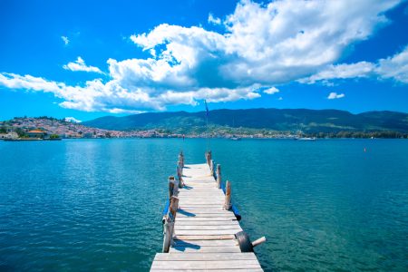 Πόρος: Πεύκα και νερά που σε ταξιδεύουν στη ανερχόμενη δύναμη του Σαρωνικού